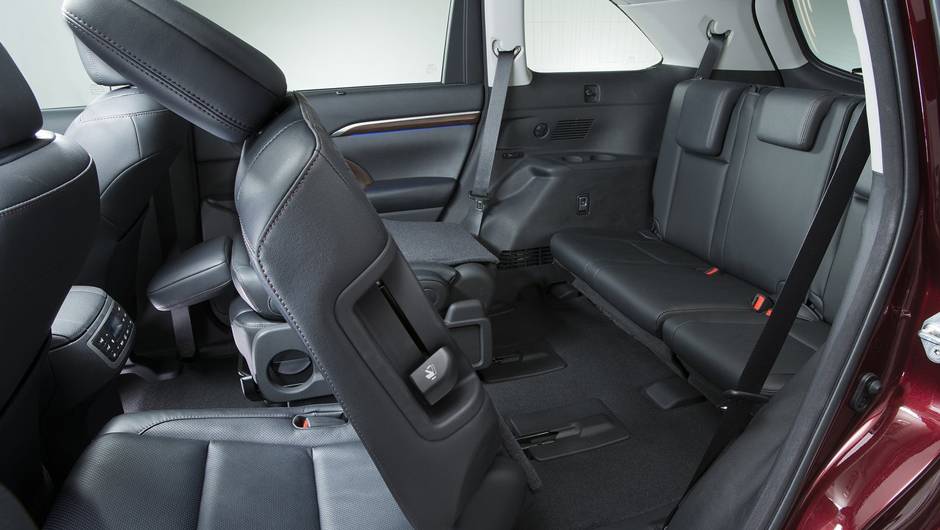 Por dentro, houve melhoria no acabamento, com a utiliza&ccedil;&atilde;o de mais materiais de toque agrad&aacute;vel | <a href="%20https://quatrorodas.abril.com.br/saloes/new-york/2013/toyota-highlander-737218.shtml" rel="migration">Leia mais</a>