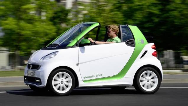 A marca lança o fortwo Electric Drive, versão sem motor a combustão que pode ser aplicada tanto ao hatch quanto ao conversível | <a href="%20https://quatrorodas.abril.com.br/saloes/new-york/2013/smart-fortwo-electric-drive-737283.shtml" rel="migration">Leia mais</a>