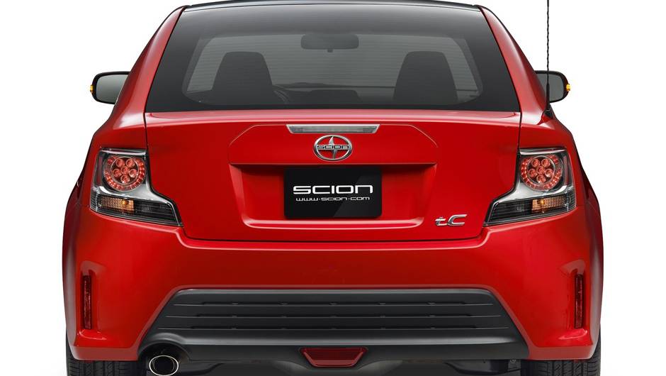 Os consumidores podem optar por um c&acirc;mbio manual de 6 marchas ou autom&aacute;tico, tamb&eacute;m com seis velocidades | <a href="%20https://quatrorodas.abril.com.br/saloes/new-york/2013//scion-tc-737389.shtml" rel="migration">Leia mais</a>