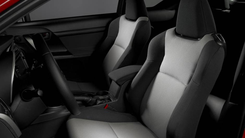 Os consumidores podem optar por um c&acirc;mbio manual de 6 marchas ou autom&aacute;tico, tamb&eacute;m com seis velocidades | <a href="%20https://quatrorodas.abril.com.br/saloes/new-york/2013//scion-tc-737389.shtml" rel="migration">Leia mais</a>