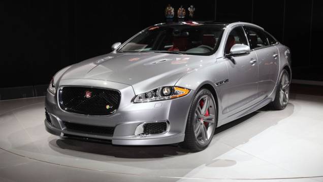 Jaguar XJR | <a href="https://quatrorodas.abril.com.br/saloes/new-york/2013/jaguar-xjr-737116.shtml" rel="migration">Leia mais</a> Jaguar XJR | <a href="https://quatrorodas.abril.com.br/saloes/new-york/2013/jaguar-xjr-737116.shtml" rel="migration">Leia mais</a>