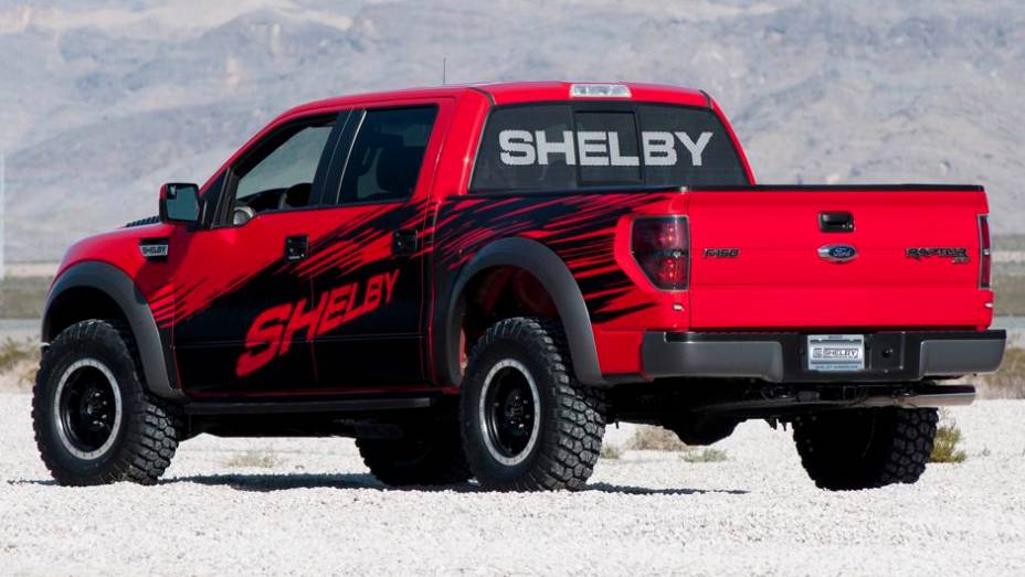 Trata-se de uma Ford F-150 SVT Raptor customizada | <a href="https://quatrorodas.abril.com.br/saloes/new-york/2013//shelby-raptor-737407.shtml" rel="migration">Leia mais</a>