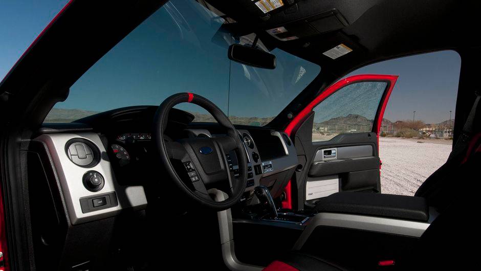 A principal altera&ccedil;&atilde;o, claramente, foi sobrealimentar o motor 6.2 V8 j&aacute; utilizado na picape convencional | <a href="%20https://quatrorodas.abril.com.br/saloes/new-york/2013//shelby-raptor-737407.shtml" rel="migration">Leia mais</a>