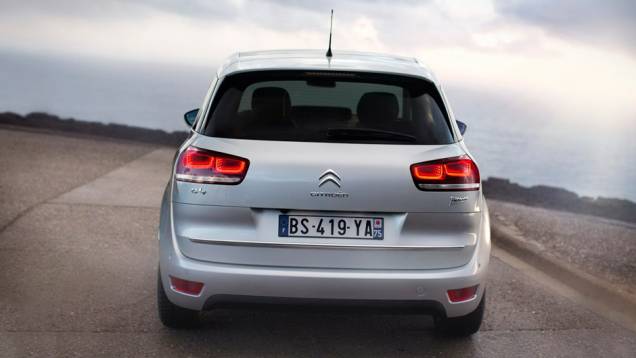 Lanterna traseira do novo Citroën C4 tem lanternas parecidas com a do VW Touareg | <a href="https://quatrorodas.abril.com.br/saloes/frankfurt/2013/c4-picasso-753166.shtml" rel="migration">Leia mais</a>