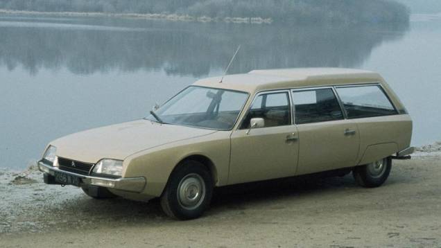 CX Break (1976) - Se o sedã fastback era um alento futurista, simples e suave, a perua parecia uma ambulância, com desnível no teto e saias sobre as rodas traseiras