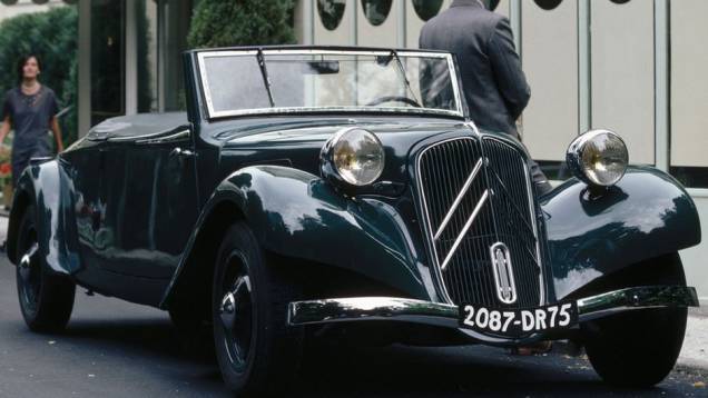 Traction Avant (1934) - Motor e tração dianteiros não renderam formas estranhas ao clássico de 1934, mas seu perfil bem mais baixo o destacava no trânsito