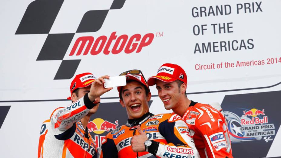 Pedrosa tirando foto com os colegas | <a href="https://quatrorodas.abril.com.br/moto/noticias/marquez-passeia-vence-gp-austin-motogp-779654.shtml" rel="migration">Leia mais</a>