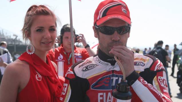 Veja como foram as corridas, que contaram com a presença de belas garotas! | <a href="https://quatrorodas.abril.com.br/moto/noticias/wsbk-chaz-davies-domina-aragon-738610.shtml" rel="migration">Leia mais</a>