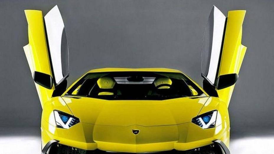 O modelo vem equipado com motor 6.5 V12, que entrega 720 cavalos de potência | <a href="https://quatrorodas.abril.com.br/saloes/xangai/2013/lamborghini-aventador-lp720-4-50-anniversario-738879.shtml" rel="migration">Leia mais</a>