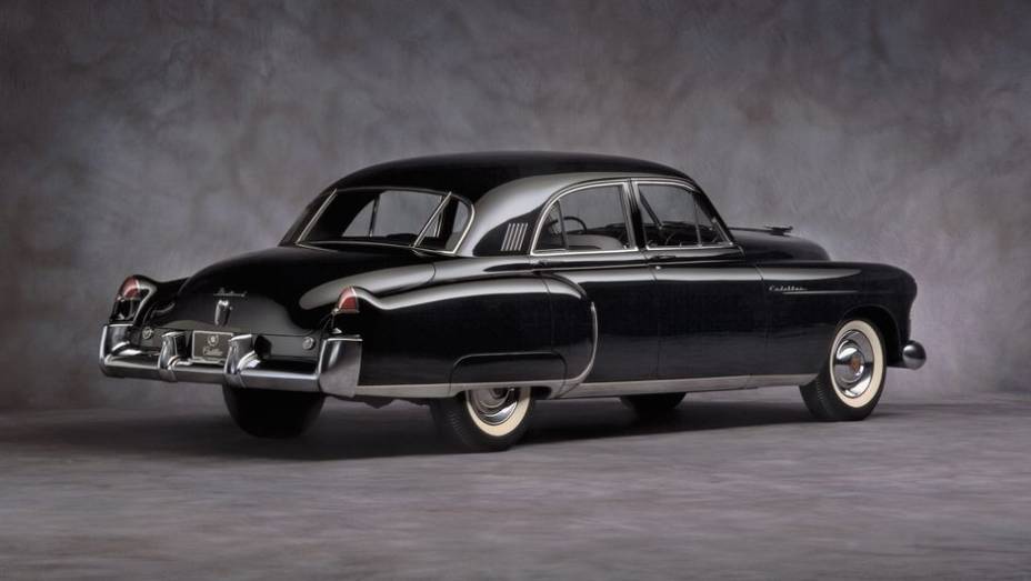 1948 Cadillac Fleetwood Sixty Special - Sob comando de Harley Earl, a linha Cadillac 1948 inovou com uma traseira que homenageava o caça Lockheed P38 Lightning. Atente à discrição