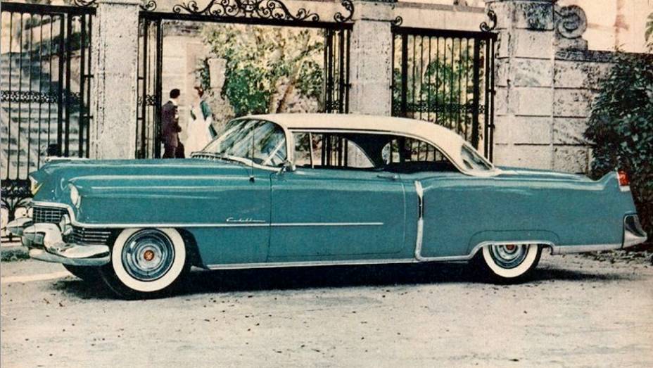 1954 Cadillac Série 62 - Pela primeira vez desde 1948, elas cresciam, ainda de maneira discreta, em toda linha. Foi dada a largada para uma disputa em que o céu parecia o limite