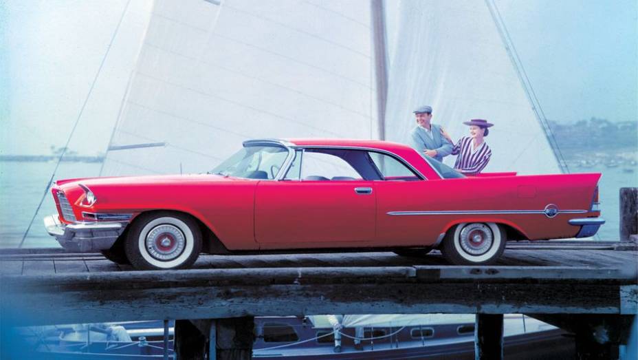 1957 Chrysler 300C - Capitaneando o salto evolutivo no design da Chrysler, seu estilo longo e suave exprimia elegância rara para a febre dos rabo-de-peixe
