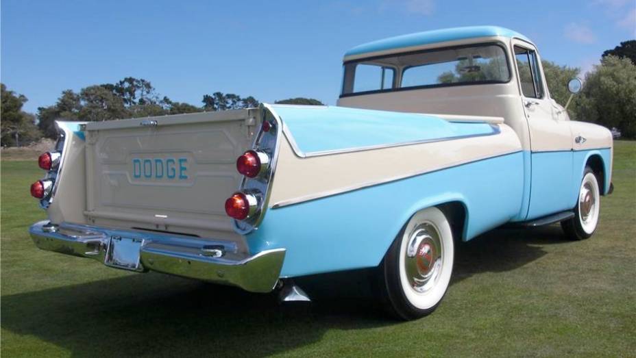 1957 Dodge D-100 Sweptside (crédito Barrett-Jackson) - Nem as picapes a Dodge poupou, num exemplo claro da falta de critério e propósito da estética automotiva de Detroit na época