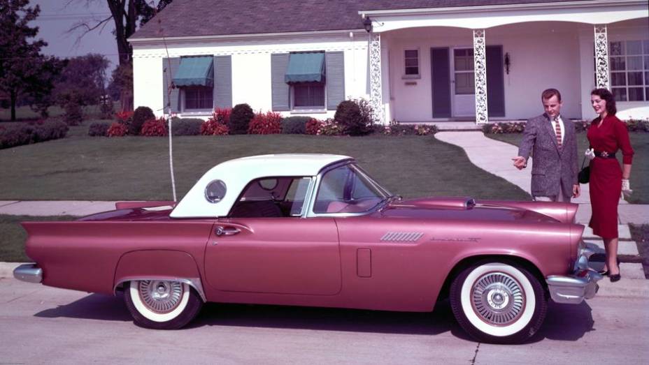1957 Ford Thunderbird - Sutil, mas indício da abertura da Ford para descaracterizar seu esportivo - de quatro lugares em 1958. O rival Corvette segue fiel à sua origem até hoje