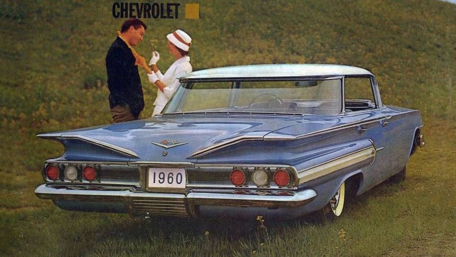 1960 Chevrolet Impala - Ainda no estilo asa de gaivota, metade da barbatana era plenamente horizontal. As lanternas já formavam um conjunto à parte na base