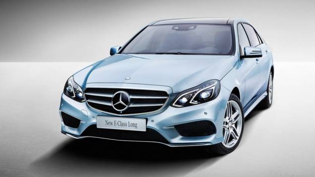 A Mercedes-Benz revelou oficialmente o E-Class L durante o Salão de Xangai 2013 | <a href="https://quatrorodas.abril.com.br/saloes/xangai/2013/mercedes-benz-e-class-739220.shtml" rel="migration">Leia mais</a>