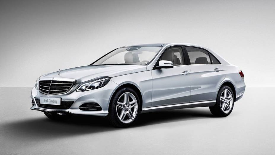 O sedã premium tem um comprimento total de 5.019 milímetros | <a href="https://quatrorodas.abril.com.br/saloes/xangai/2013/mercedes-benz-e-class-739220.shtml" rel="migration">Leia mais</a>