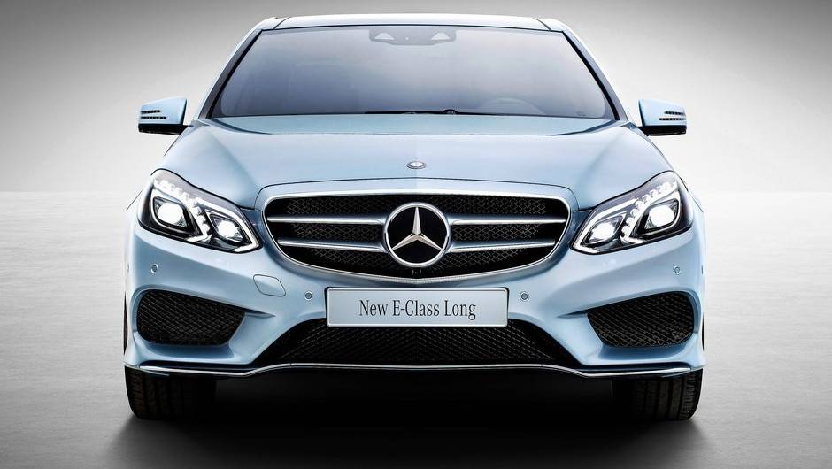 O E-Class L estar&aacute; dispon&iacute;vel com duas frentes diferentes | <a href="https://quatrorodas.abril.com.br/saloes/xangai/2013/mercedes-benz-e-class-739220.shtml" rel="migration">Leia mais</a>