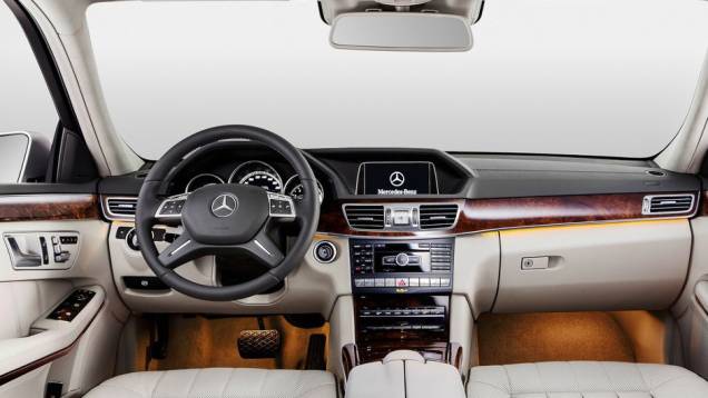 Interior sofisticado da Mercedes-Benz | <a href="https://quatrorodas.abril.com.br/saloes/xangai/2013/mercedes-benz-e-class-739220.shtml" rel="migration">Leia mais</a>