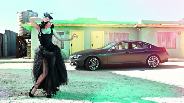 Ao lado do carro, estão modelos no melhor estilo "Burlesque" | <a href="https://quatrorodas.abril.com.br/blogs/planeta-carro/2013/04/22/isso-e-pura-arte/" rel="migration">Leia mais</a>