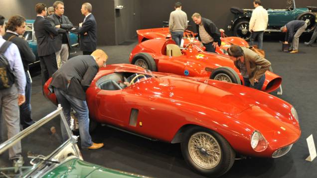 Milhares de visitantes foram ao evento para ver raridades como estas belas Ferraris de competição
