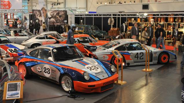 Vários carros de corrida foram expostos na feira, incluindo os clássicos Porsche 911 da equipe Martini Racing