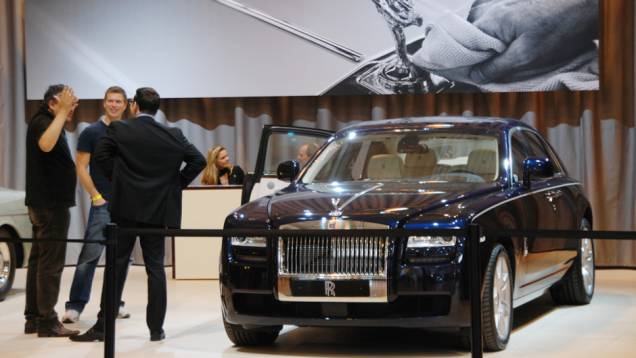 Carros modernos, como este Rolls-Royce Ghost, dividem o espaço com as raridades
