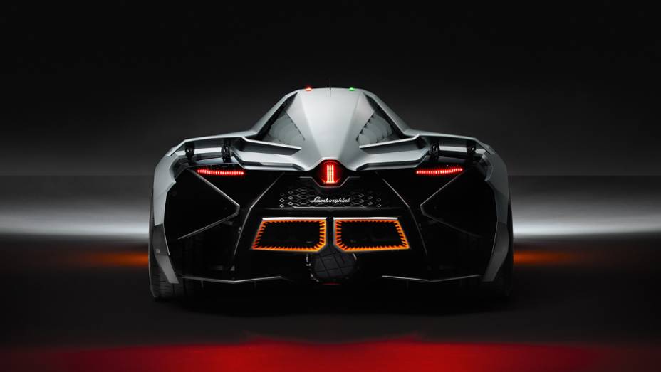 Para reduzir o peso, a Lamborghini apostou na vasta utilização de fibra de carbono na carroceria | <a href="%20https://quatrorodas.abril.com.br/noticias/fabricantes/lamborghini-cria-egoista-concept-741099.shtml" rel="migration">Leia mais</a>