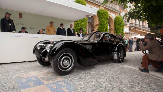Bugatti 1938, que pertence ao estilista Ralph Lauren, venceu o Concorso dEleganza Villa dEste | <a href="https://quatrorodas.abril.com.br/noticias/fabricantes/bugatti-1938-ralph-lauren-vence-concurso-elegancia-742534.shtml" rel="migration">Leia mais</a>