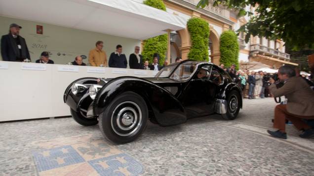 Bugatti 1938, que pertence ao estilista Ralph Lauren, venceu o Concorso dEleganza Villa dEste | <a href="https://quatrorodas.abril.com.br/noticias/fabricantes/bugatti-1938-ralph-lauren-vence-concurso-elegancia-742534.shtml" rel="migration">Leia mais</a> Bugatti 1938, que pertence ao estilista Ralph Lauren, venceu o Concorso dEleganza Villa dEste | <a href="https://quatrorodas.abril.com.br/noticias/fabricantes/bugatti-1938-ralph-lauren-vence-concurso-elegancia-742534.shtml" rel="migration">Leia mais</a>