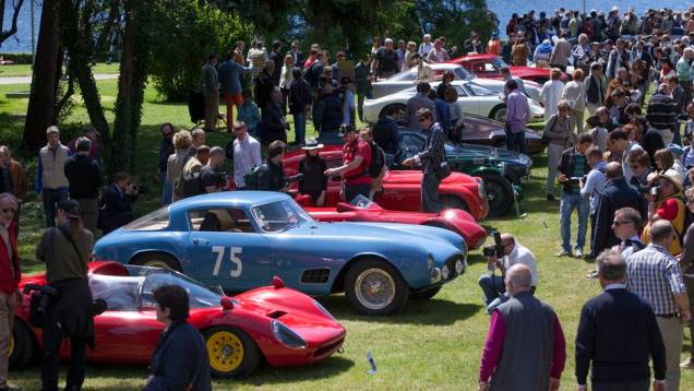 Ferrari Dino 166P / 206P de 1965 (vermelha com rodas amarelas) e Ferrari 250 GT Tour de France 1956 (azul, número 75) Ferrari Dino 166P / 206P de 1965 (vermelha com rodas amarelas) e Ferrari 250 GT Tour de France 1956 (azul, número 75)