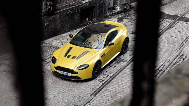 Esportivo é equipado com motor 6.0 de 565 cv | <a href="https://quatrorodas.abril.com.br/noticias/fabricantes/aston-martin-revela-v12-vantage-s-742642.shtml" rel="migration">Leia mais</a>