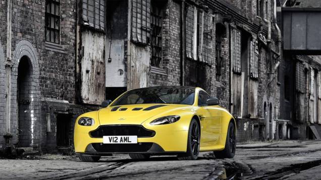 O coupé esportivo substituirá o V12 Vantage e passa a ser o carro de rua mais rápido já produzido pela fabricante britânica depois do One-77 | <a href="%20https://quatrorodas.abril.com.br/noticias/fabricantes/aston-martin-revela-v12-vantage-s-742642.shtml" rel="migration">L</a>