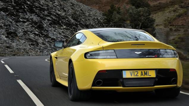 A velocidade máxima alcançada pelo modelo é de 330 km/h | <a href="https://quatrorodas.abril.com.br/noticias/fabricantes/aston-martin-revela-v12-vantage-s-742642.shtml" rel="migration">Leia mais</a>