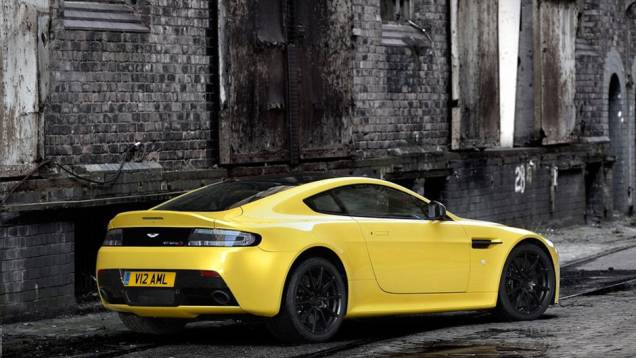 Outra novidade é o câmbio Sportshift III AMT, automático de 7 marchas | <a href="https://quatrorodas.abril.com.br/noticias/fabricantes/aston-martin-revela-v12-vantage-s-742642.shtml" rel="migration">Leia mais</a>