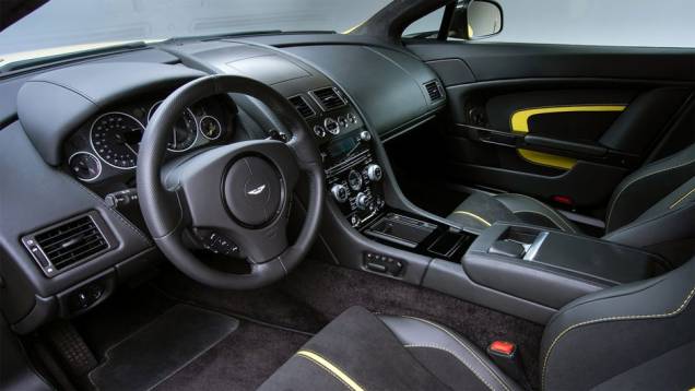 Internamente o modelo apresenta bancos esportivos atualizados e duas opções de revestimento em couro | <a href="%20https://quatrorodas.abril.com.br/noticias/fabricantes/aston-martin-revela-v12-vantage-s-742642.shtml" rel="migration">Leia mais</a>