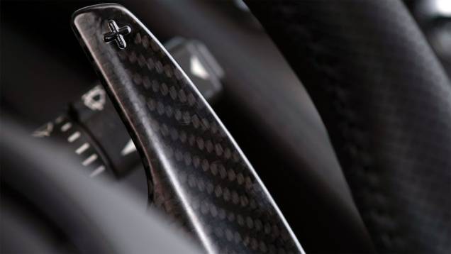 Detalhe do câmbio Sportshift III AMT | <a href="https://quatrorodas.abril.com.br/noticias/fabricantes/aston-martin-revela-v12-vantage-s-742642.shtml" rel="migration">Leia mais</a> Detalhe do câmbio Sportshift III AMT | <a href="https://quatrorodas.abril.com.br/noticias/fabricantes/aston-martin-revela-v12-vantage-s-742642.shtml" rel="migration">Leia mais</a>