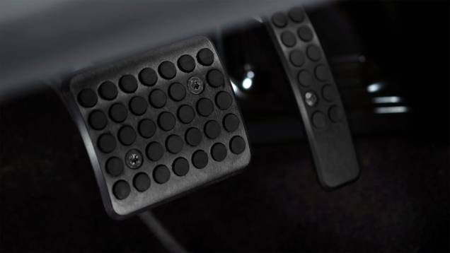 Detalhe dos pedais | <a href="https://quatrorodas.abril.com.br/noticias/fabricantes/aston-martin-revela-v12-vantage-s-742642.shtml" rel="migration">Leia mais</a> Detalhe dos pedais | <a href="https://quatrorodas.abril.com.br/noticias/fabricantes/aston-martin-revela-v12-vantage-s-742642.shtml" rel="migration">Leia mais</a>