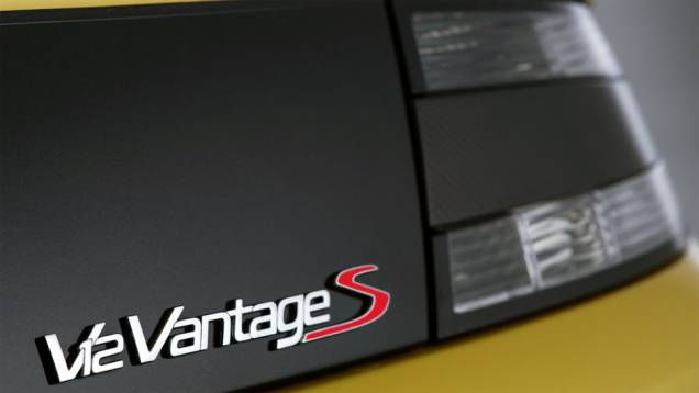 Aston Martin V12 Vantage S | <a href="https://quatrorodas.abril.com.br/noticias/fabricantes/aston-martin-revela-v12-vantage-s-742642.shtml" rel="migration">Leia mais</a> Aston Martin V12 Vantage S | <a href="https://quatrorodas.abril.com.br/noticias/fabricantes/aston-martin-revela-v12-vantage-s-742642.shtml" rel="migration">Leia mais</a>