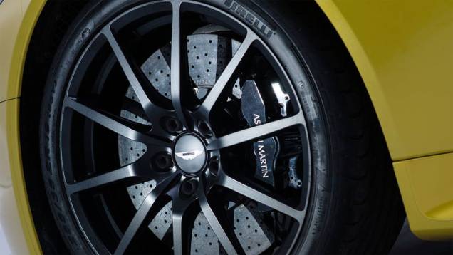 Por fora, o coupé ganhou fibra de carbono na grade frontal e rodas de liga-leve escuras | <a href="https://quatrorodas.abril.com.br/noticias/fabricantes/aston-martin-revela-v12-vantage-s-742642.shtml" rel="migration">Leia mais</a> Por fora, o coupé ganhou fibra de carbono na grade frontal e rodas de liga-leve escuras | <a href="https://quatrorodas.abril.com.br/noticias/fabricantes/aston-martin-revela-v12-vantage-s-742642.shtml" rel="migration">Leia mais</a>