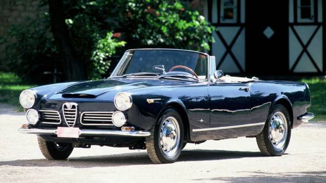 Alfa Romeo 2600 Spider - As versões Spider da Alfa Romeo se popularizaram com o Giulietta e depois com o roadster Duetto, nunca com modelos médios, como o belo 2600.