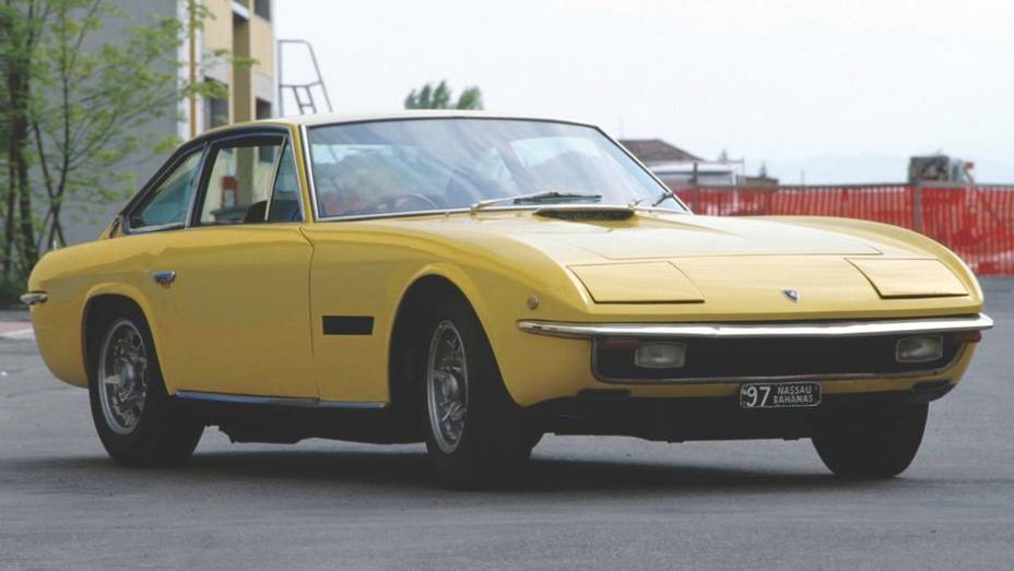 Lamborghini Islero - Suas linhas simples e elegantes quase desapareciam perto do Miura e do Espada. Os 320 cv, menor potência da linha, não garantiram brilho.