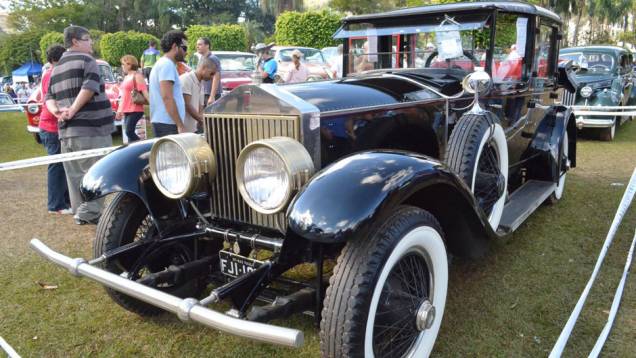 18º Encontro Paulista de Autos Antigos: Troféu The Best in Show, foi destinado ao Rolls-Royce 1928 | <a href="http://quatrorodas.abril.com.br/noticias/classicos//encontro-paulista-autos-antigos-movimenta-aguas-lindoia-feriado-742932.shtml" rel="migration">Leia mais</a>