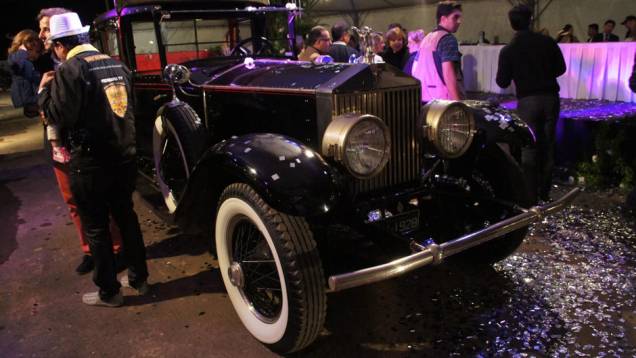 Rolls-Royce 1928 | <a href="https://quatrorodas.abril.com.br/noticias/classicos//encontro-paulista-autos-antigos-movimenta-aguas-lindoia-feriado-742932.shtml" rel="migration">Leia mais</a>