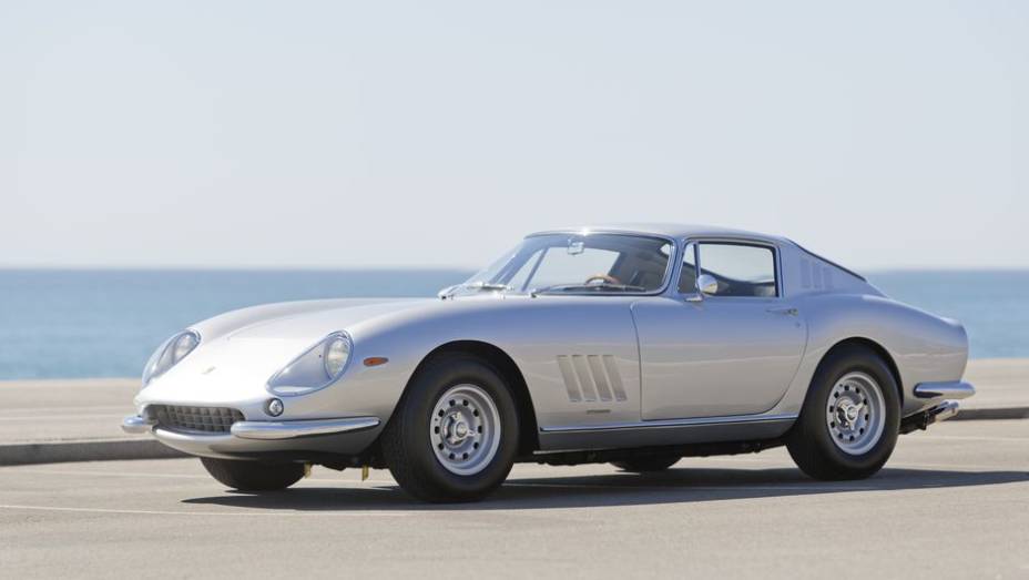 Ferrari 275 - Introdutora na Ferrari da suspensão independente nas quatro rodas, chegava a 268 km/h na versão GTB4 e, tão rápido quanto, foi ofuscada por seus irmãos.