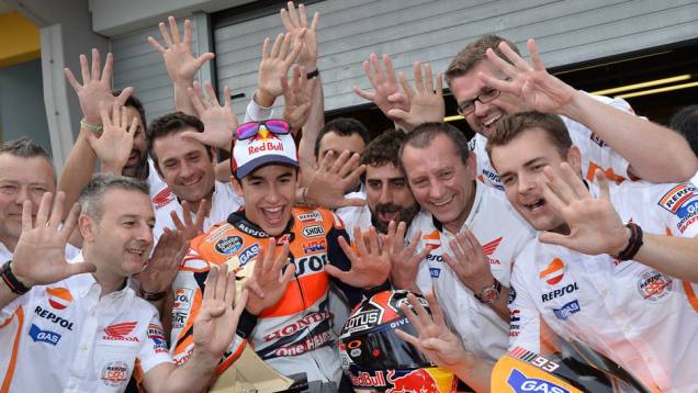 Márquez e equipe comemoram a nona vitória em nove corridas. | <a href="https://quatrorodas.abril.com.br/moto/noticias/motogp-mais-vez-marquez-790805.shtml" rel="migration">Leia mais</a>