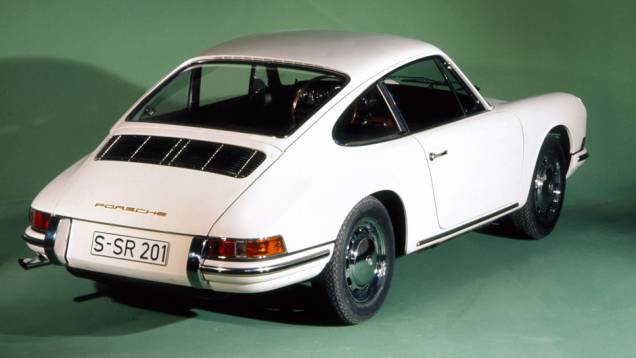 911 2.0 1965 - Motor boxer traseiro refrigerado a ar seguia a mesma tecnologia e arquitetura que Ferdinand Porsche havia desenvolvido para o Fusca | <a href="%20https://quatrorodas.abril.com.br/reportagens/classicos/porsche-911-50-anos-748361.shtml" rel="migration">Leia mai</a>