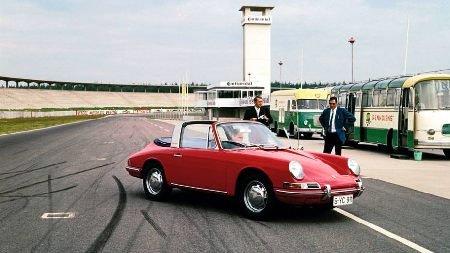 911 Targa 1967 - A versão Targa abriu um precedente para modelos de diversos fabricantes | <a href="%20https://quatrorodas.abril.com.br/reportagens/classicos/porsche-911-50-anos-748361.shtml" rel="migration">Leia mais</a>