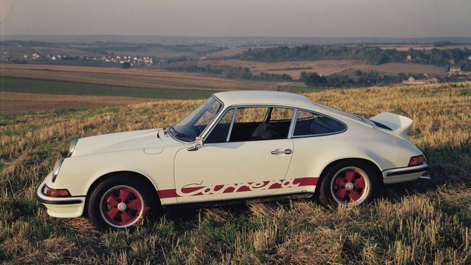 911 Carrera RS 2.7 1973 - Além da potência maior, o nome Carrera exposto nas laterais e o aerofólio criaram um mito da época | <a href="%20https://quatrorodas.abril.com.br/reportagens/classicos/porsche-911-50-anos-748361.shtml" rel="migration">Leia mais</a>