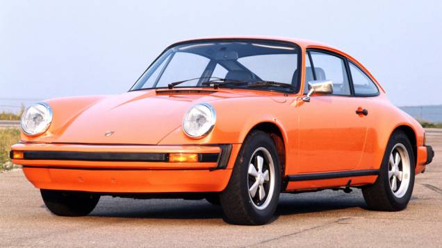 911 Carrera 1974 (Modelo G) - A primeira atualização priorizou a segurança, mas tratou de manter-se fiel ao 911 original | <a href="%20https://quatrorodas.abril.com.br/reportagens/classicos/porsche-911-50-anos-748361.shtml" rel="migration">Leia mais</a>